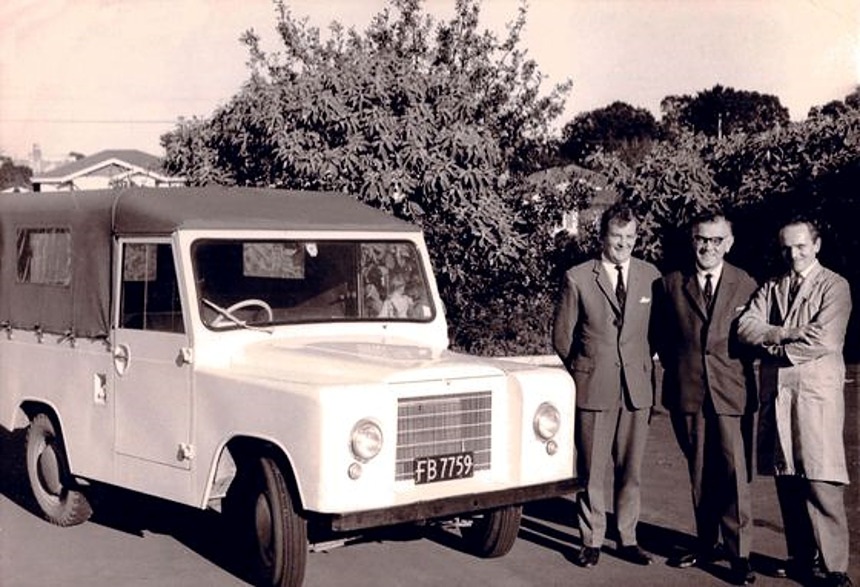 TREKKA na Novom Zélande. Fotka z r. 1966. Zľava: George Taylor, Jozef Velebný a John Catchpole  
