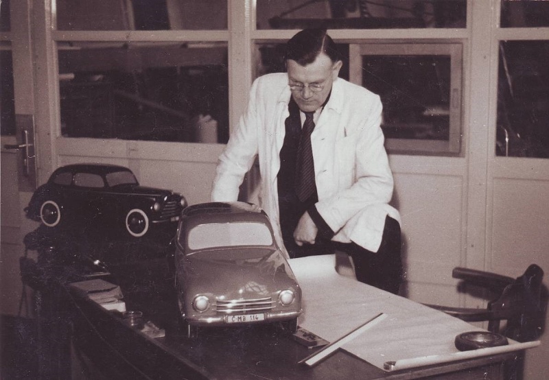 Jozef Velebný s modelmi áut Škoda Tudor, (v pozadí) a Škoda 1200. Fotka z roku 1950. Archív: Michal Velebný